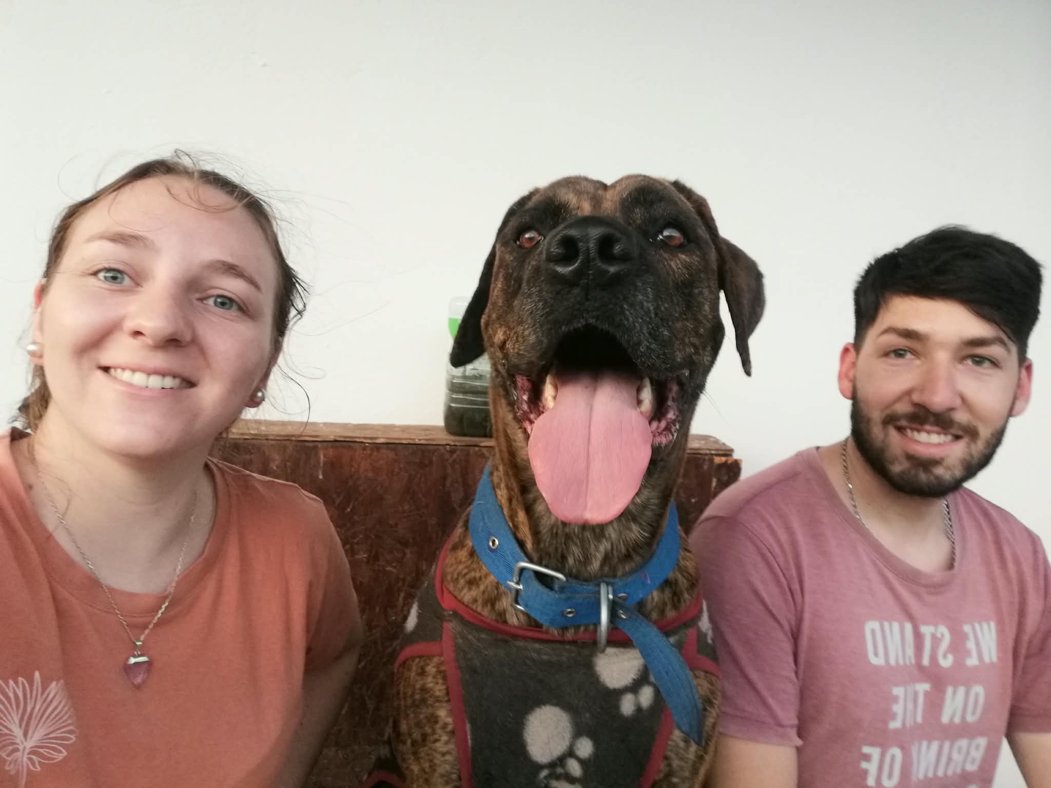 Karen junto a su pareja y su perro